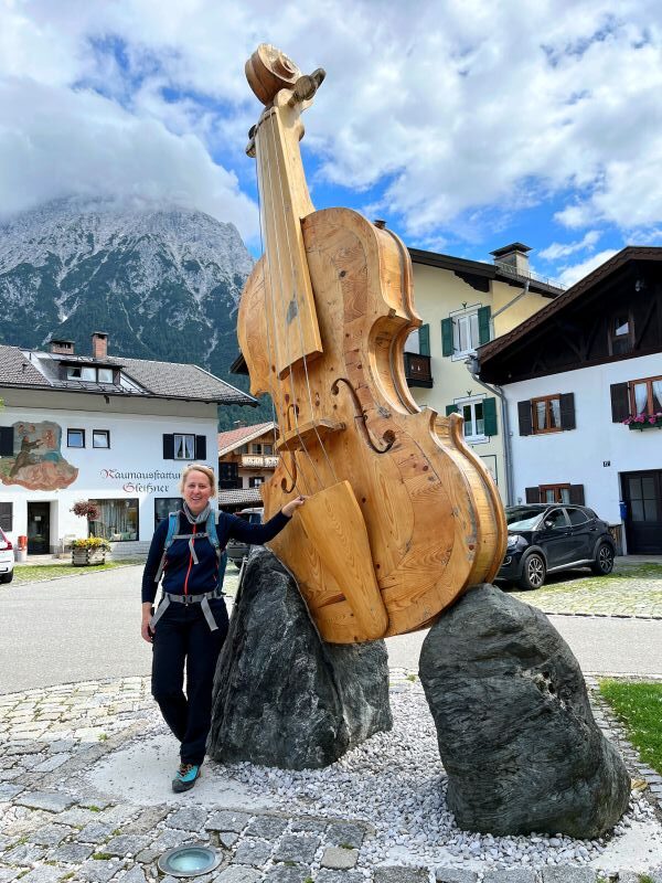 Alpenüberquerung_Maike_Brixendorf_Mittenwald_vor_Geige