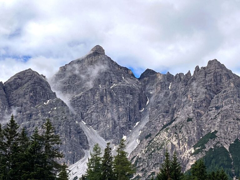 Alpenüberquerung_schroffe_Felsen